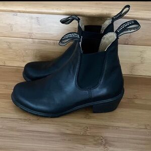 BLUNDSTONE Women’s series Heel size 7 (37/ UK 4). The color is black